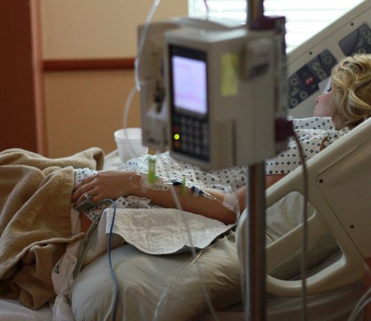 Nurse Asks Dying Patients What They Regret. These 5 Things Topped The List