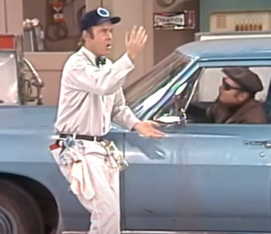 Tim Conway Hilariously Frustrates Desperate Fugitive Bank Robber in ‘Service Station Attendant’