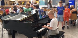 harrison-piano-player-boy-manchester-airport-featured-image