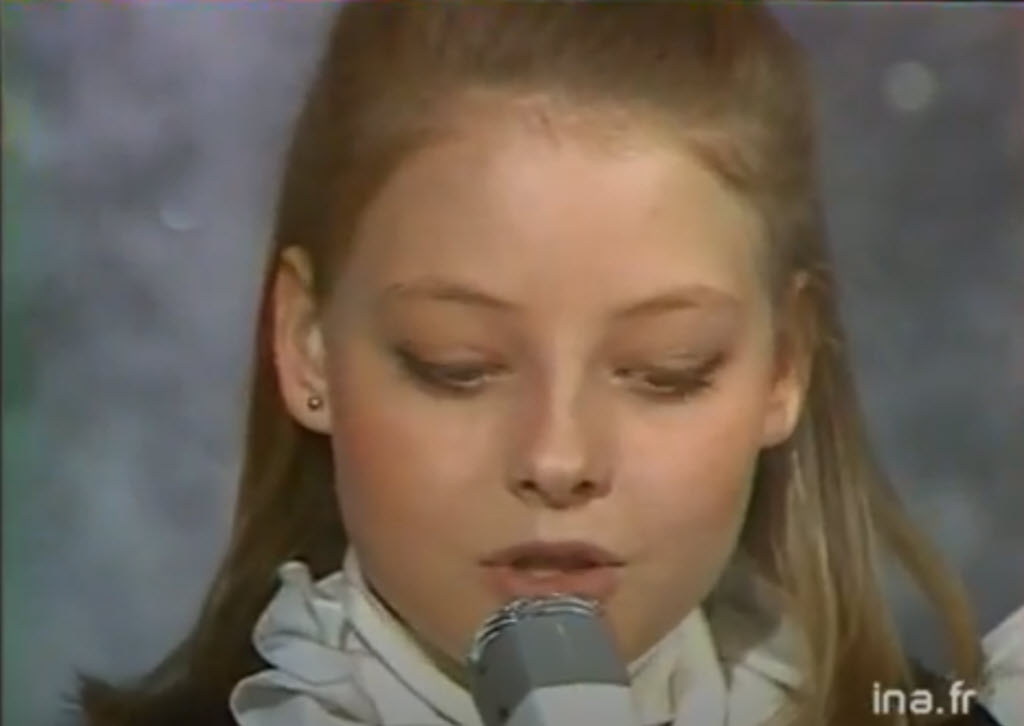 Jodie Foster singing in French speaking French