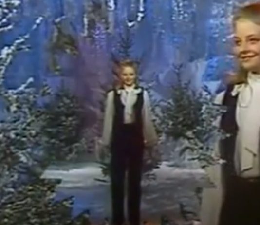 Jodie Foster singing in French