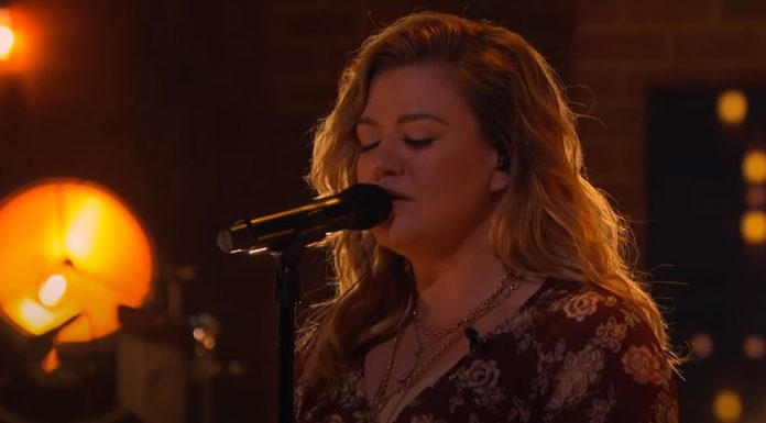 Kelly Clarkson Unchained Melody by the Righteous Brothers