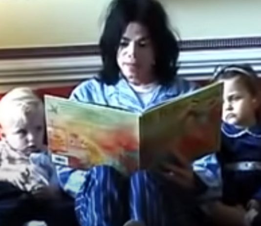 Michael Jackson reading a story to Prince Jackson and Paris Jackson