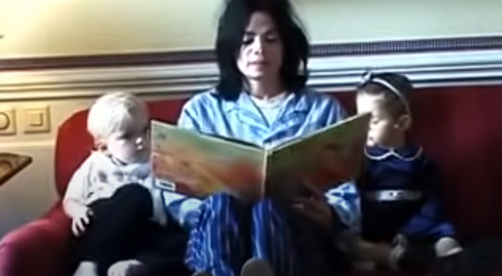 Michael Jackson reading a story to Prince Jackson and Paris Jackson