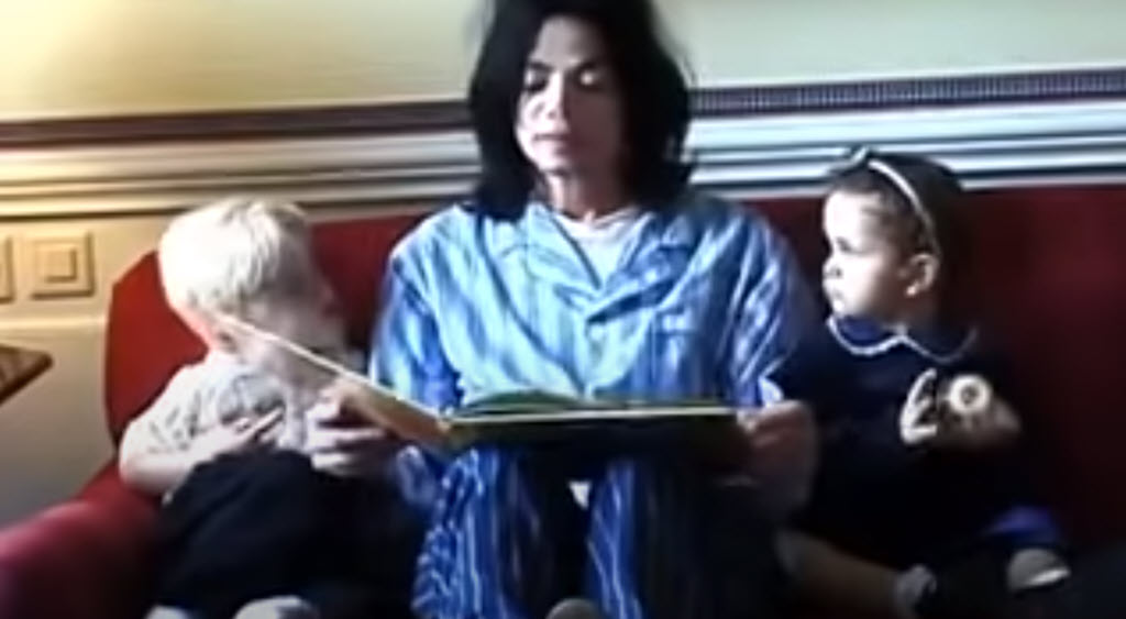 Michael Jackson reading a story to Prince Jackson and Paris Jackson