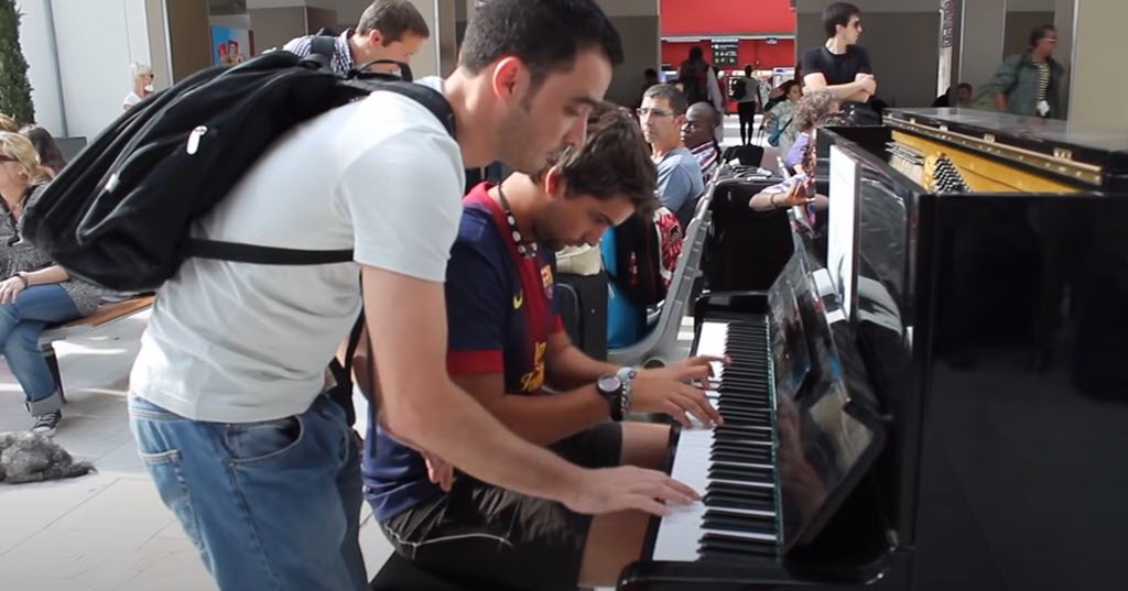 playing-piano-improvisation-paris-train-station