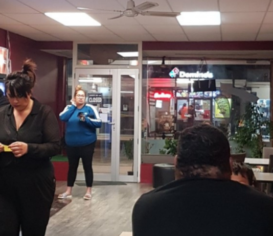 Restaurant Has a Staff Emergency, Customers Jump in and Start Running the Place: ‘Beautiful to Witness’
